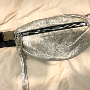 ⚜️Beautiful Aimee Kestenberg silver leather fanny pack⚜️💗